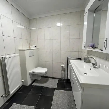 'broker' - Amazing 2 Bedroom Near The Beach *