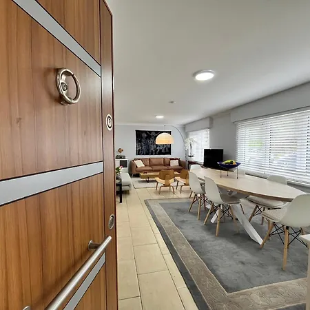 'broker' - Amazing 2 Bedroom Near The Beach *