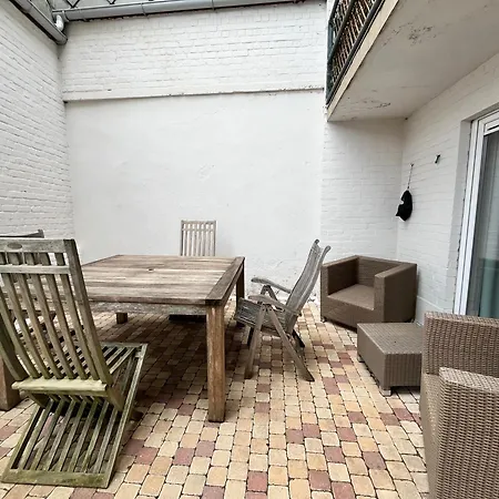 'broker' - Amazing 2 Bedroom Near The Beach Apartment *